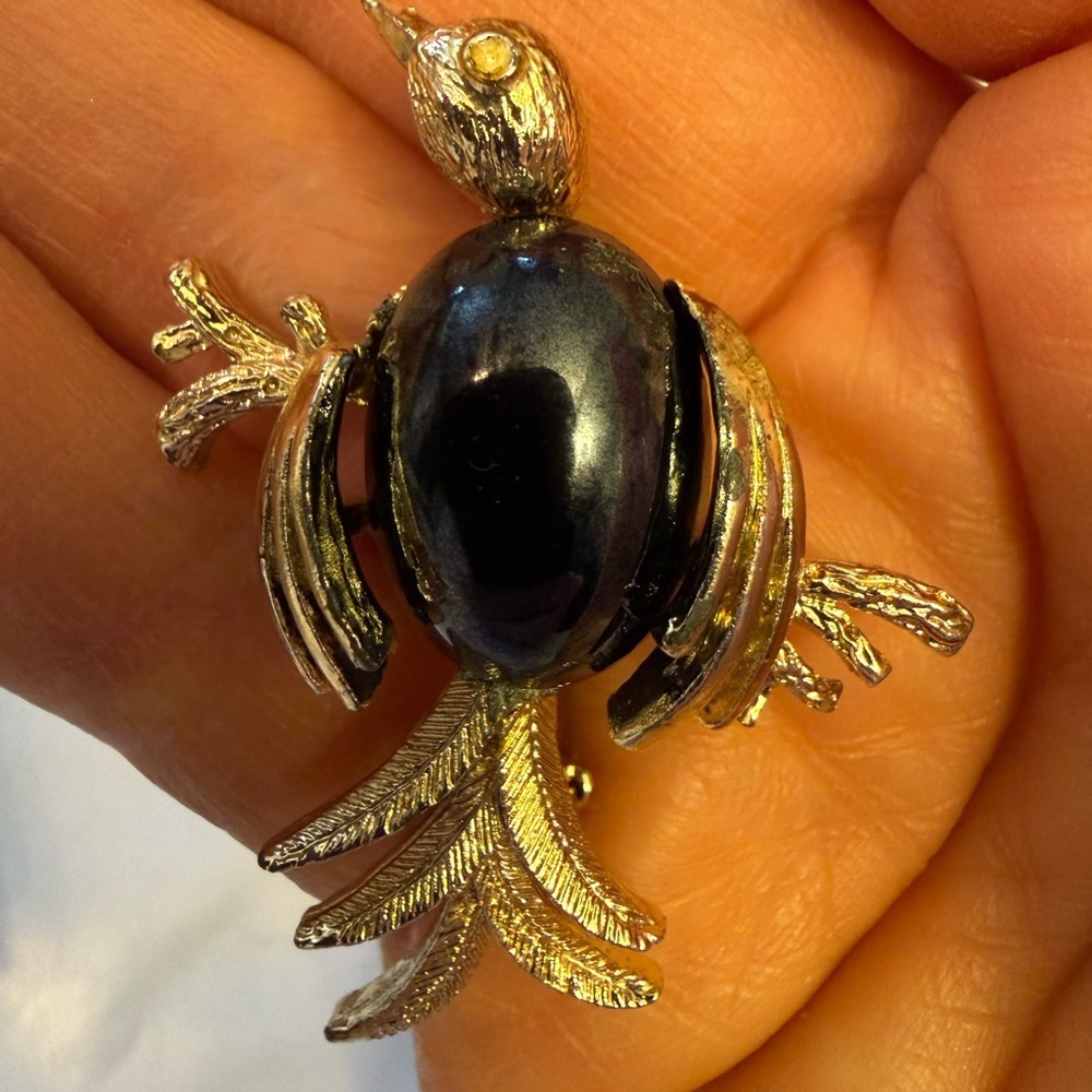 Elegant Vintage Gold tone Bird Brooch